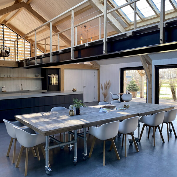 Lange eettafel in de luxe loft