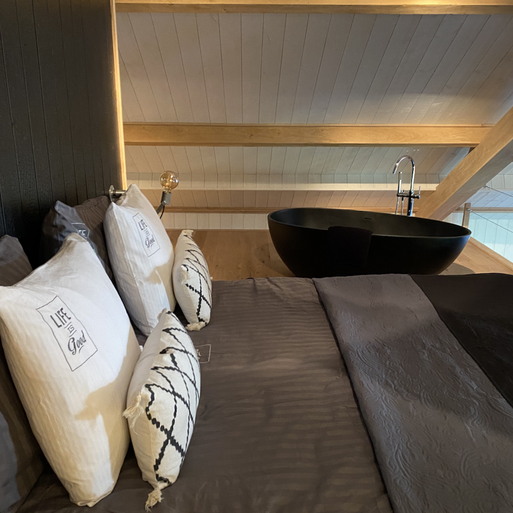 Slaapkamer op de vide met vrijstaand bad