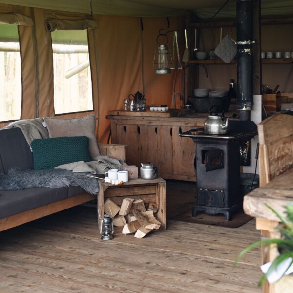 Zithoek met houtkachel in de safaritent