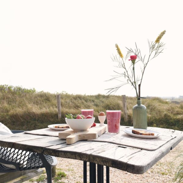 Ontbijt buiten, aan de rand van de duinen