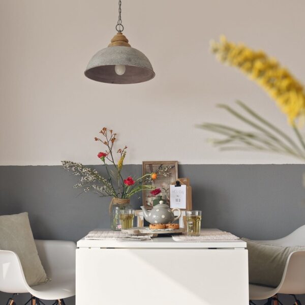 Eethoek in een suite met theepot