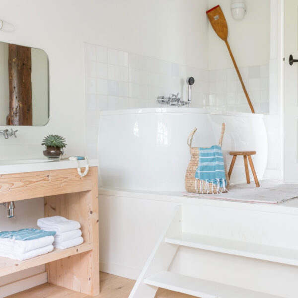 Badkamer van het vakantiehuis, met ruim ligbad