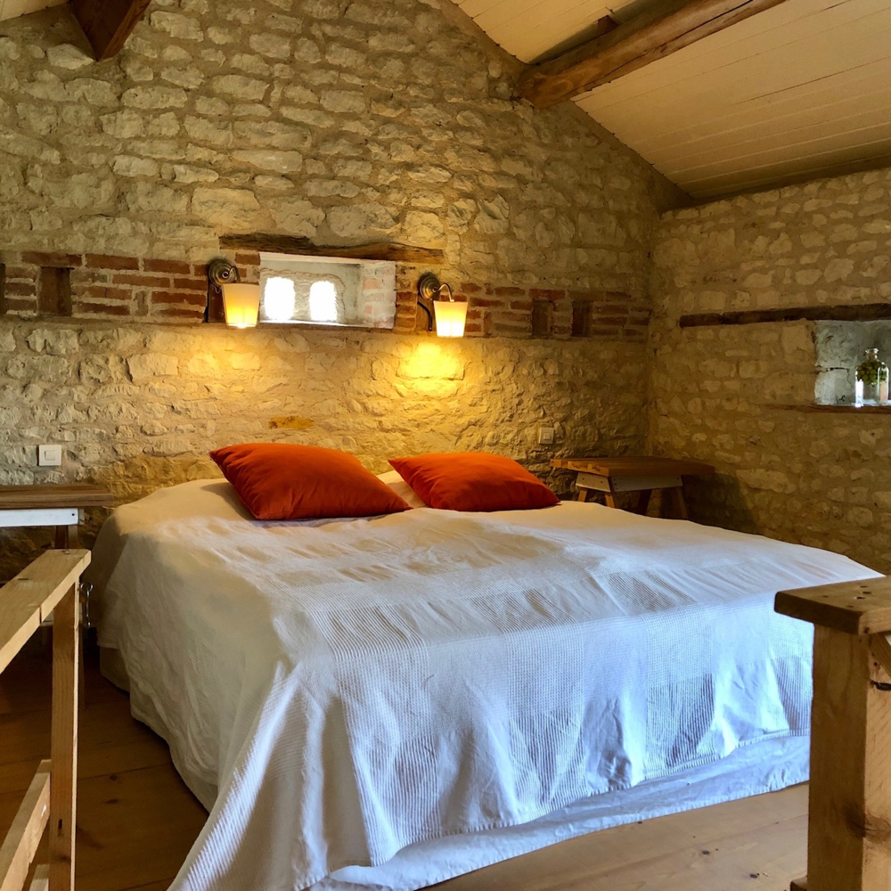 Opgemaakt tweepersoons bed in vakantiehuis Frankrijk