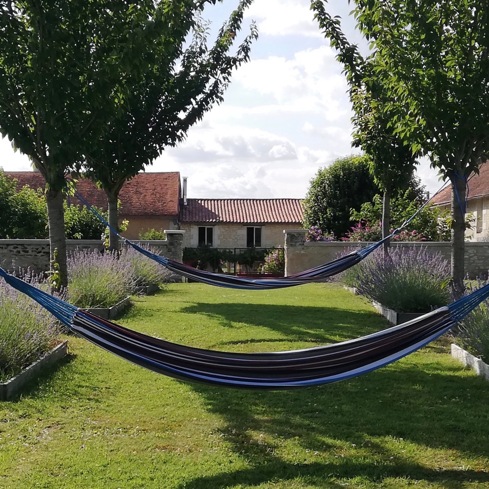 Hangmatten in de tuin van het vakantiedomein in Frankrijk