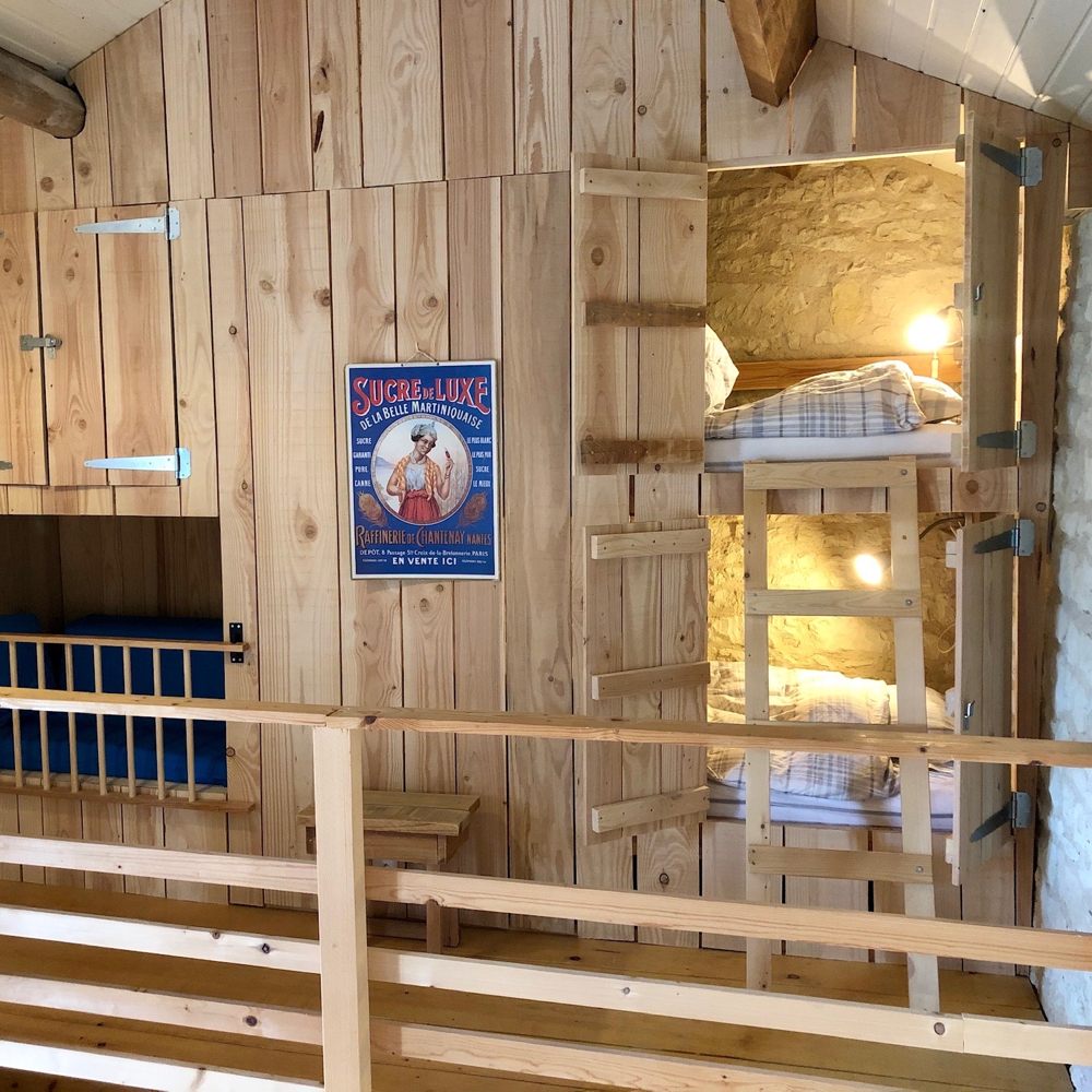 Stapelbed in een houten kast