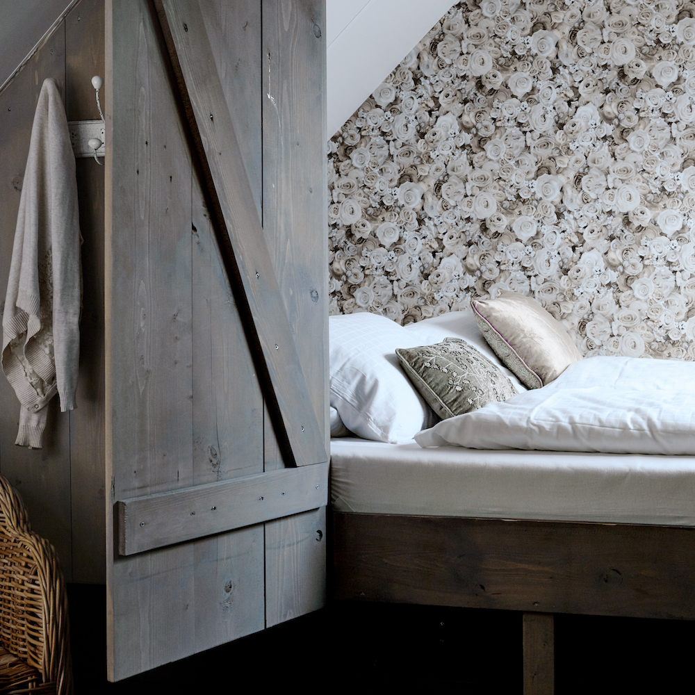 Bloemetjes, kant, brocante... met liefde ingericht.