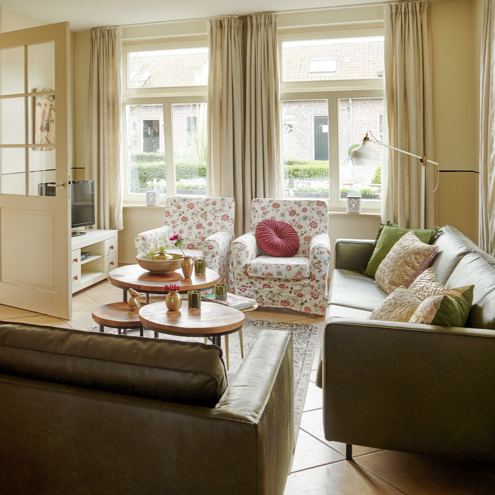 Ruime woonkamer met twee banken en twee fauteuils