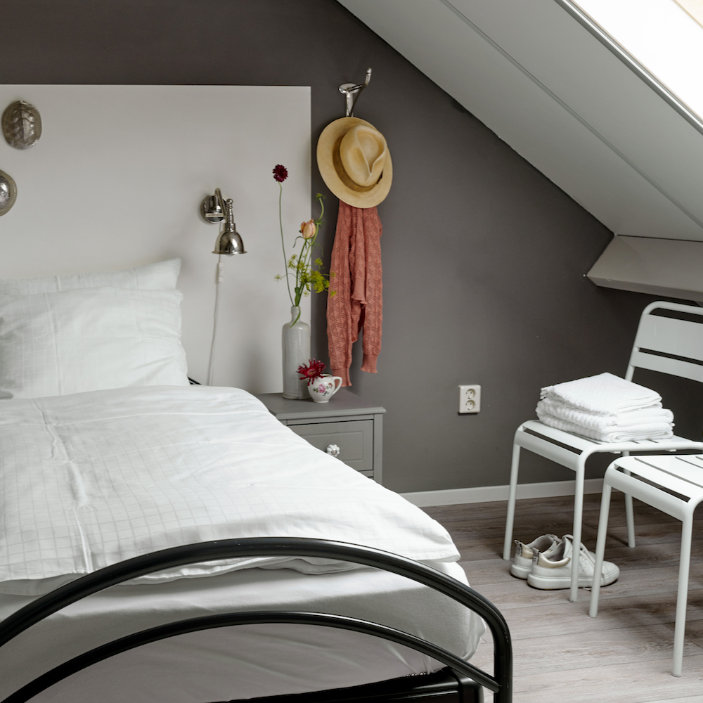 Slaapkamer met sfeervolle woonaccessoires