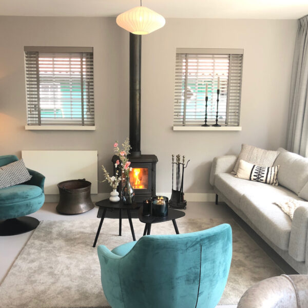 Brandende haard in de zithoek in het vakantiehuis in de Achterhoek