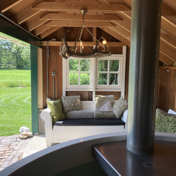 Hot tub met overkapping bij het vakantiehuis in de Achterhoek