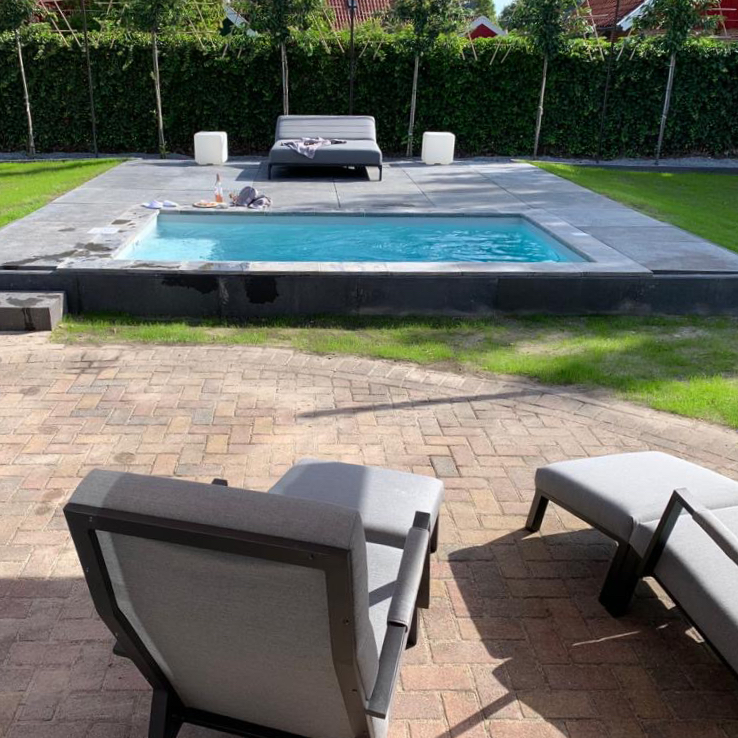 Zwembad in de tuin van het vakantiehuis