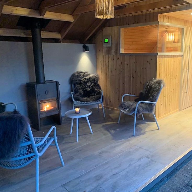 Sauna bij het vakantiehuis met buitenhaard