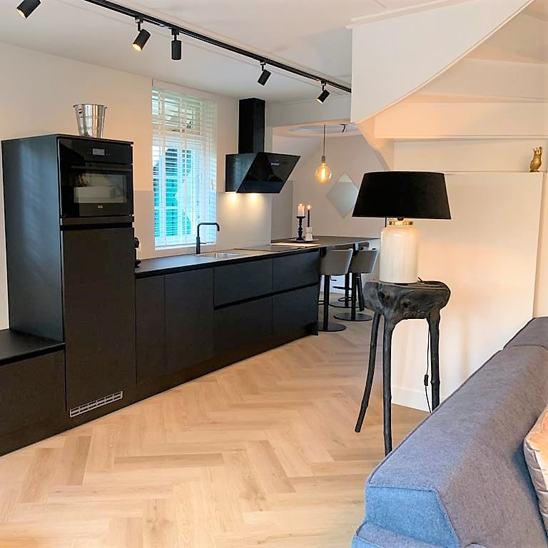 Moderne zwarte keuken in het vakantiehuis
