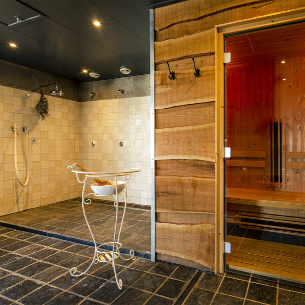 Sauna en douches bij de privé wellness