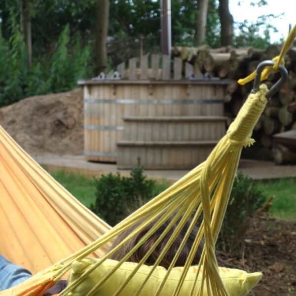 Hangmat naast de hot tub