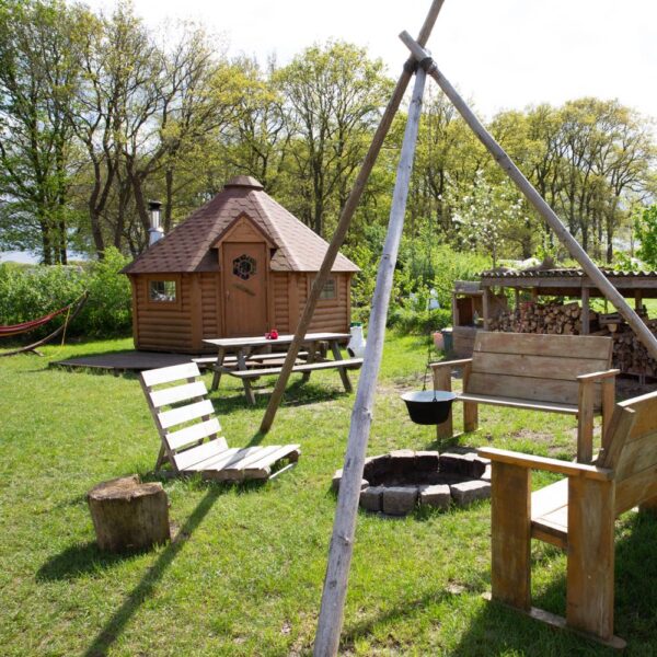 Veldje met een Finse Kota, een hangmat en een vuurplaats