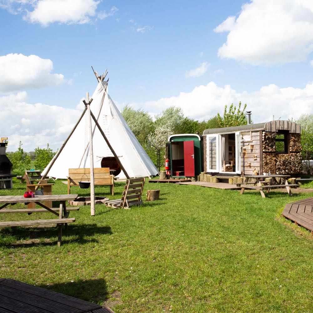 Tipi en verbouwde bouwkeetjes op een veldje