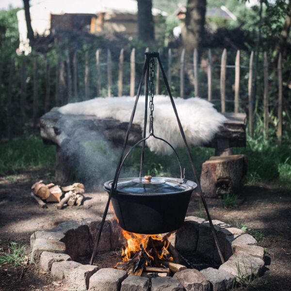 Dampende vuurpot boven een vuurtje