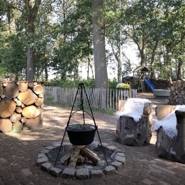 Vuurplaats met krukjes met bontjes erop