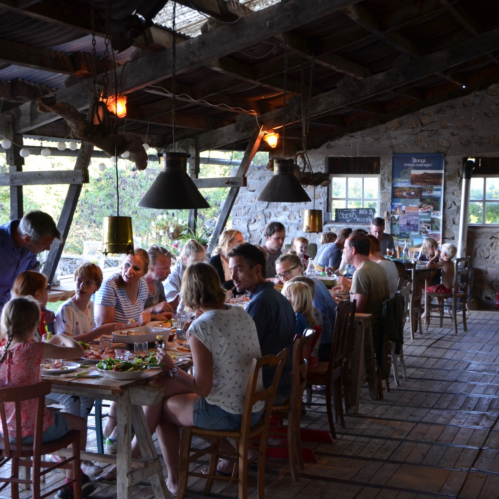 Lange tafel met vakantiegangers die samen eten