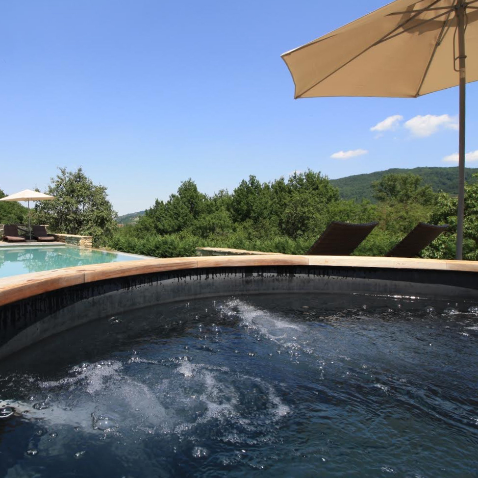 Bubbelende jacuzzi bij het zwembad in Italië