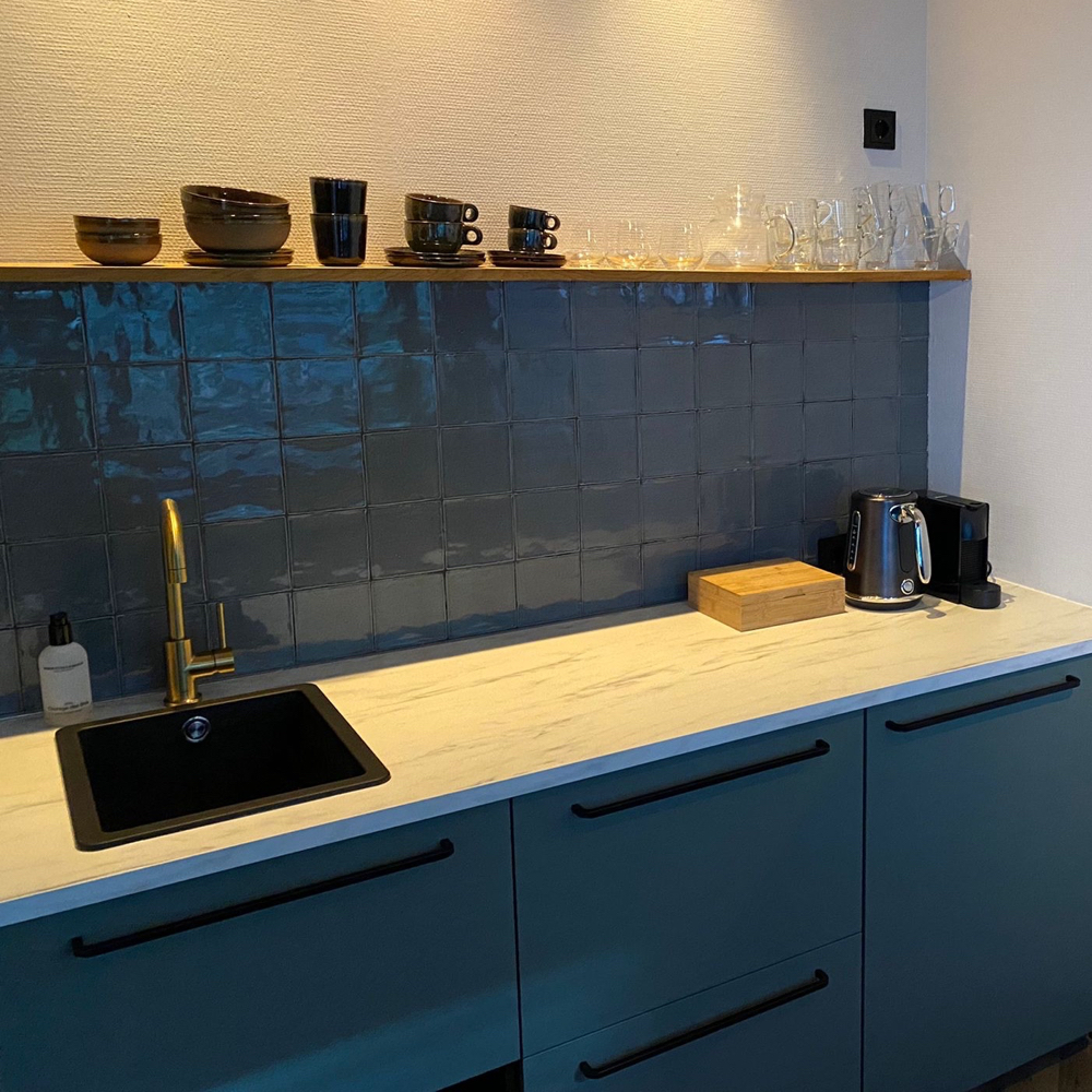 zwarte keuken in de B&B in Utrecht