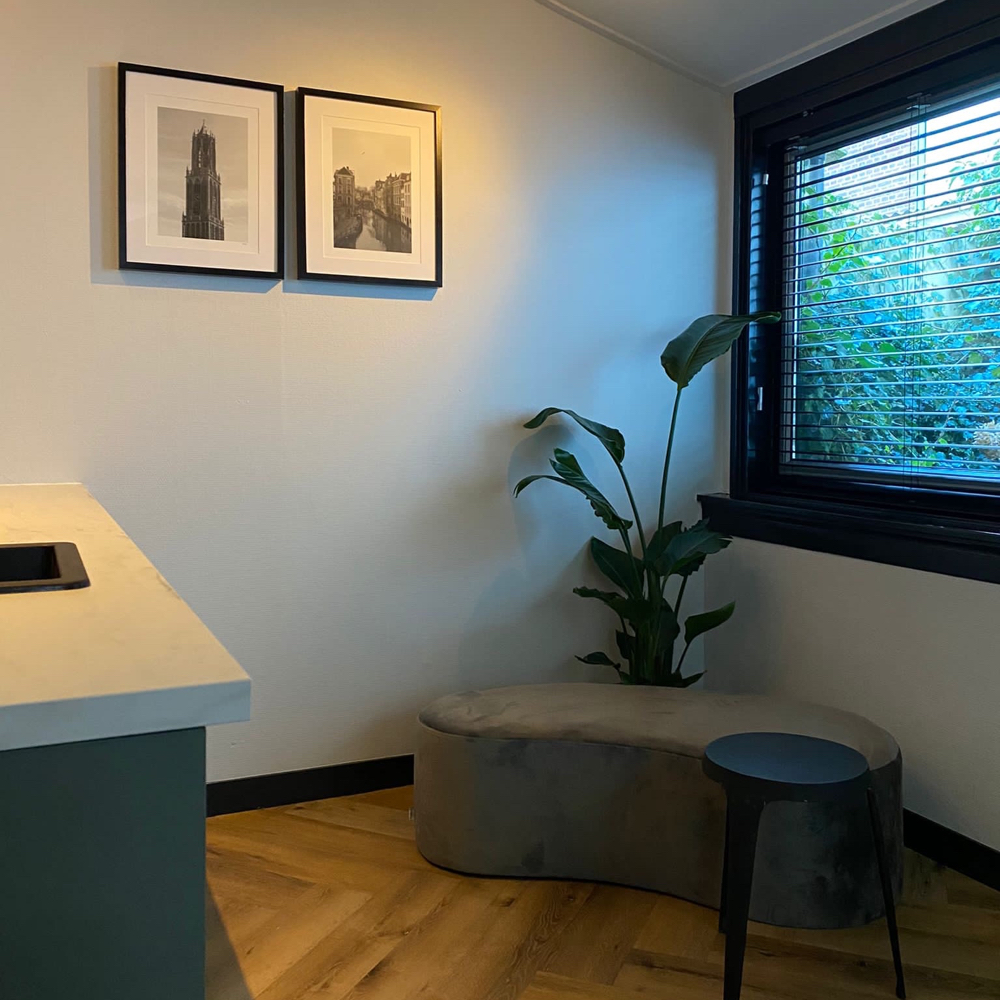 Keuken met grijs bankje