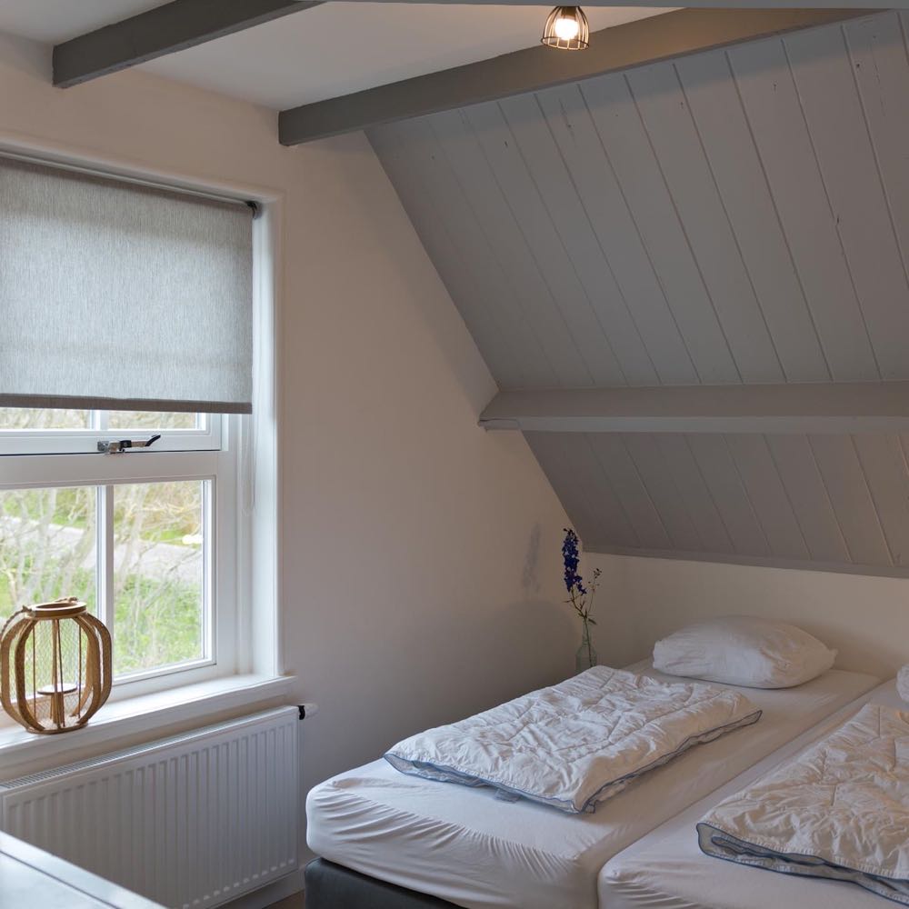 Slaapkamer onder een schuin dak