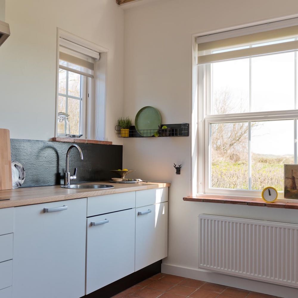 Lichte keuken met grote ramen in het vakantiehuis in Domburg
