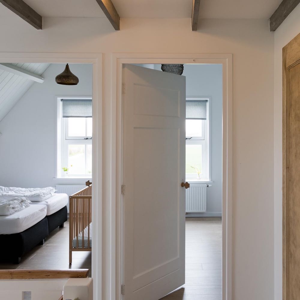Overloop met open deuren naar twee slaapkamers