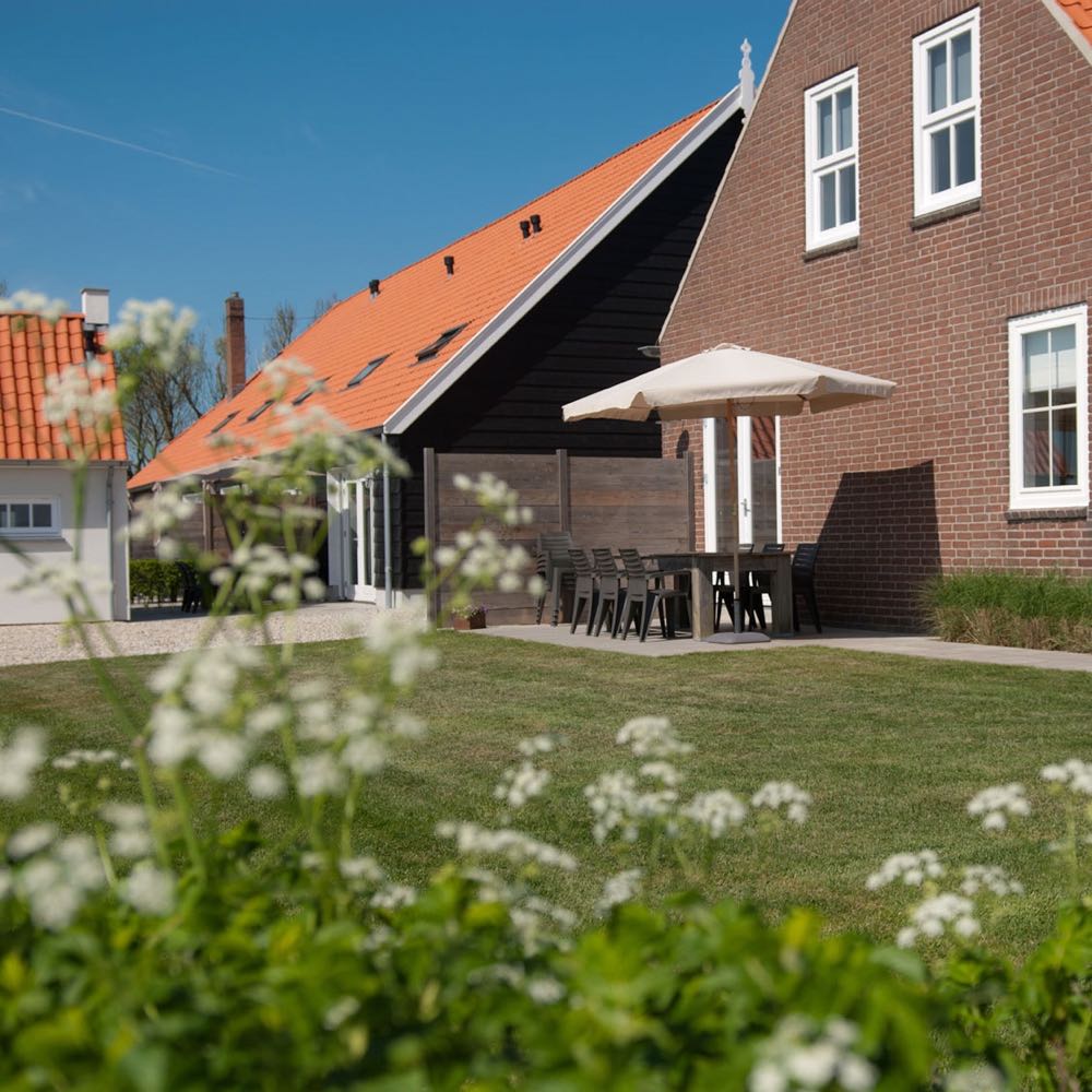 Terras in de tuin van het vakantiehuis in Domburg