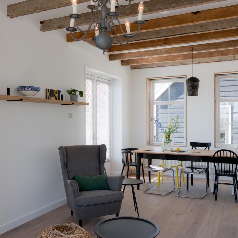 Zithoek en eettafel in het vakantiehuis in Domburg