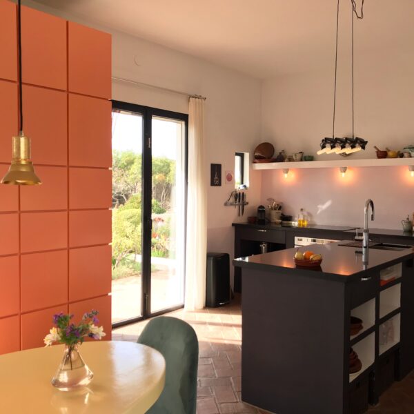 Strakke keuken met eethoek
