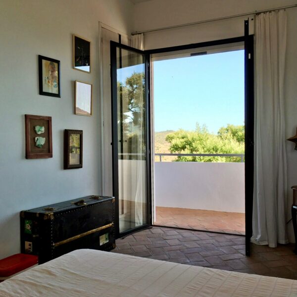 Openslaande deuren in de slaapkamer bij het vakantiehuis in Andalusië