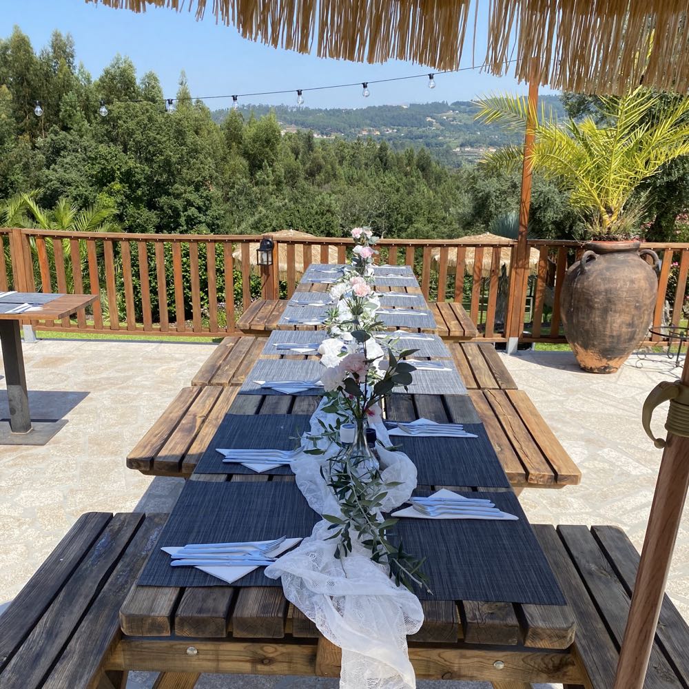 Gedekte picknicktafels op het terras