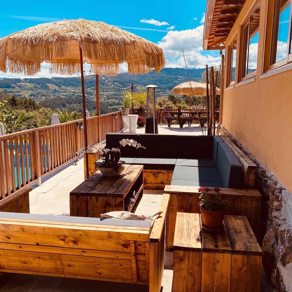 Loungebanken op het terras in Portugal