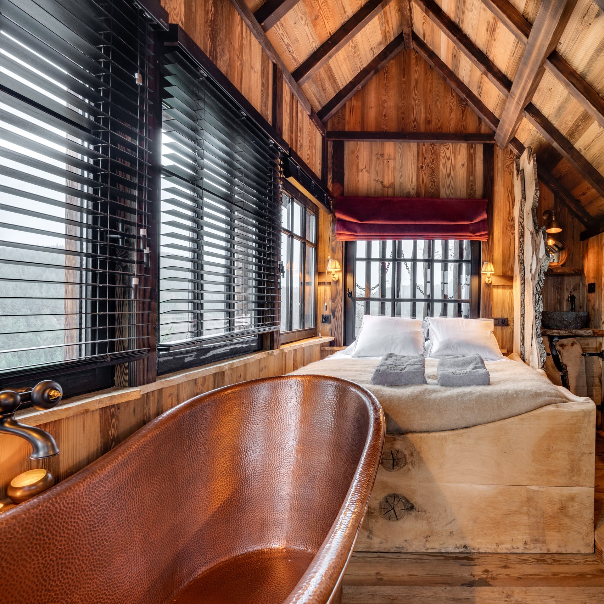 Bijzonder overnachten in de Ardennen met een vrijstaand koperen bad