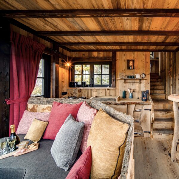 Sfeervolle woonkamer met loungebank en balkenplafond