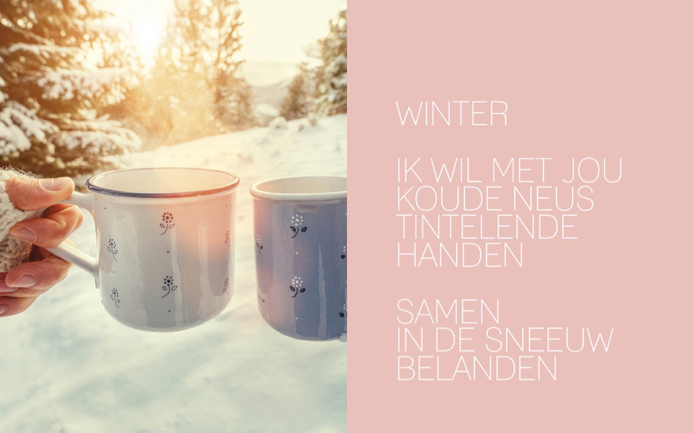 Twee dampende bekers in de sneeuw