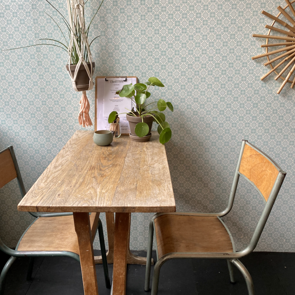 Vintage eettafel in de lunhwinkel