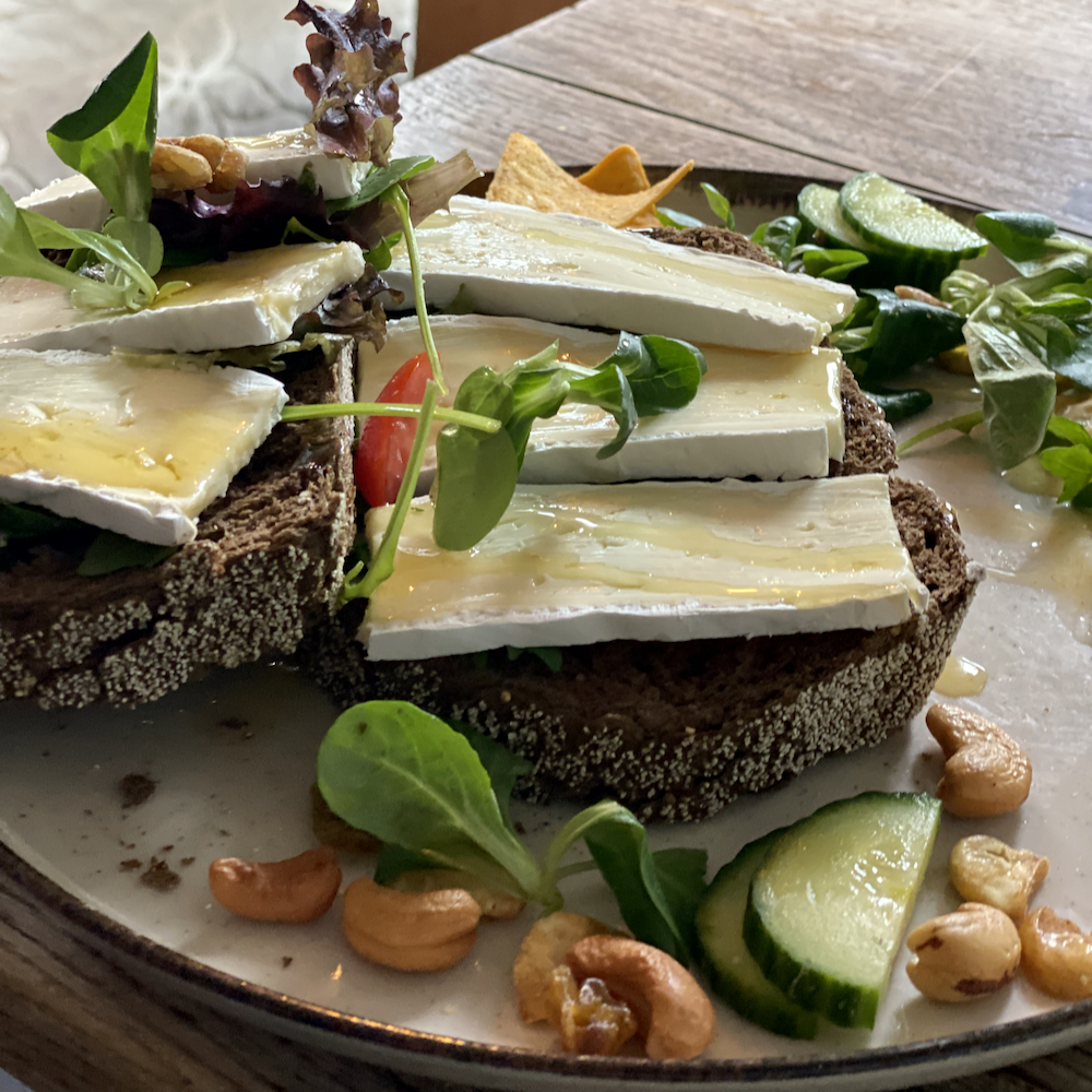 Lunch met bruin brood met brie