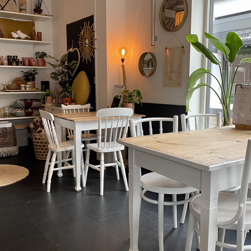 Eettafel in de lunchwinkel