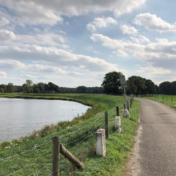 Een dijkje slingert langs de dijk van de Vecht