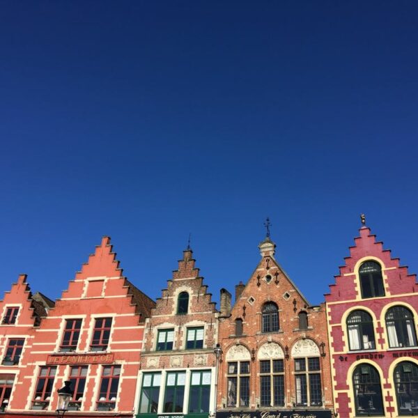 Gevels op het centrale plein in Brugge