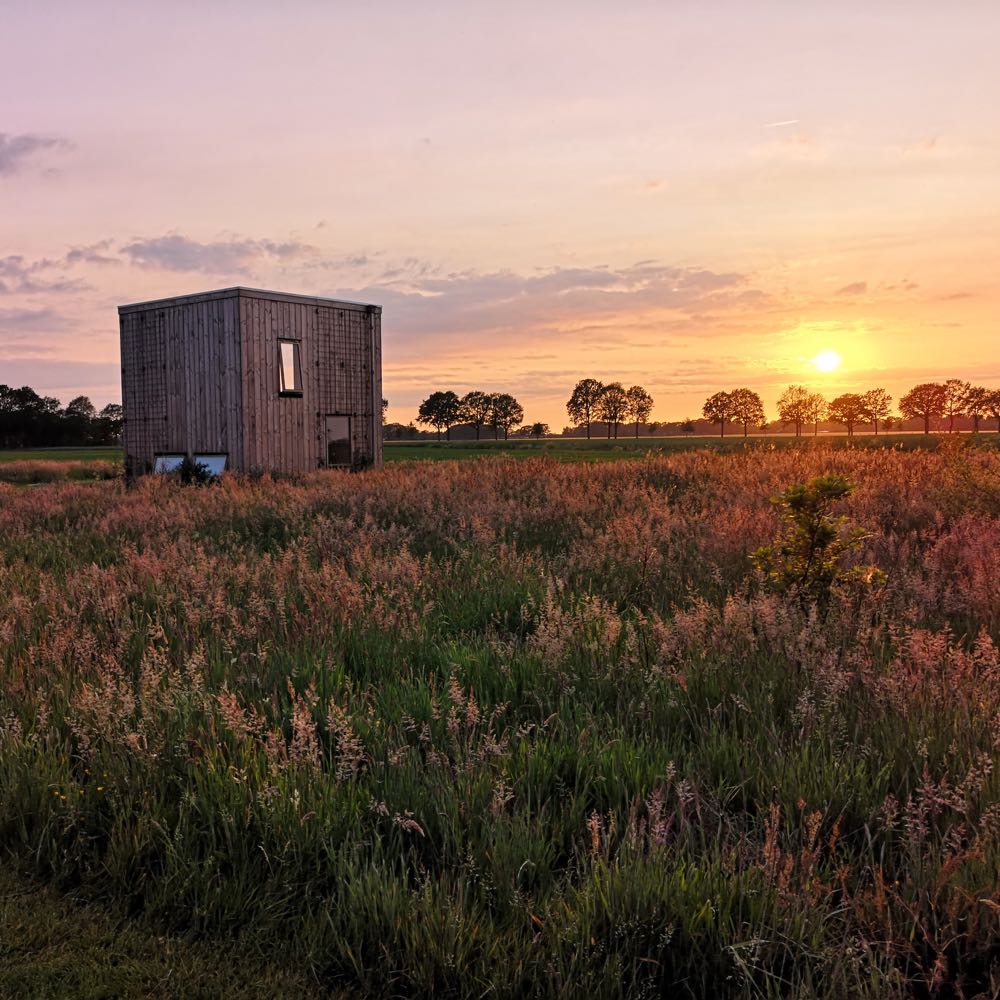 Duurzame trek-in bij zonsondergang