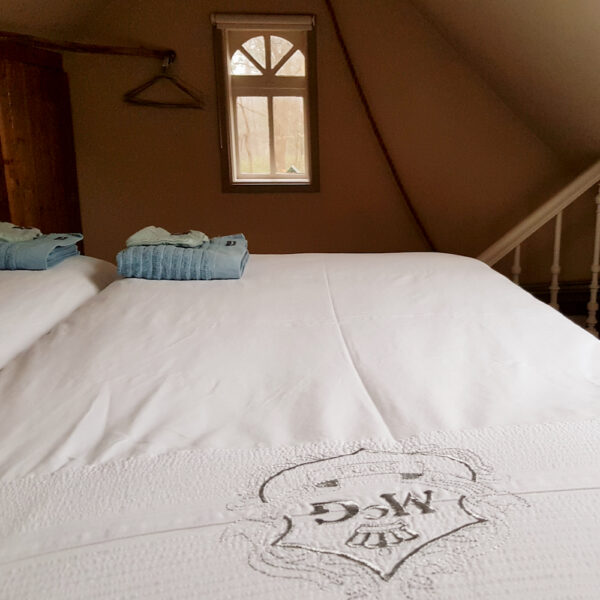 Op de vide staat een tweepersoons bed.