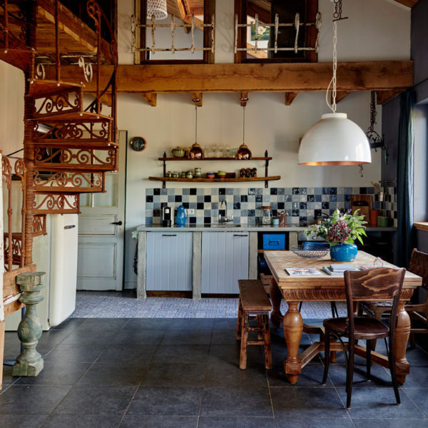 Houten eettafel en landelijke keuken
