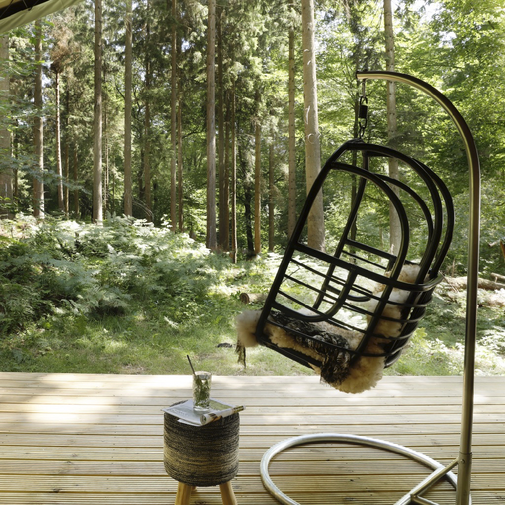 Hangstoel op de veranda van dit unieke plekje op de Veluwe
