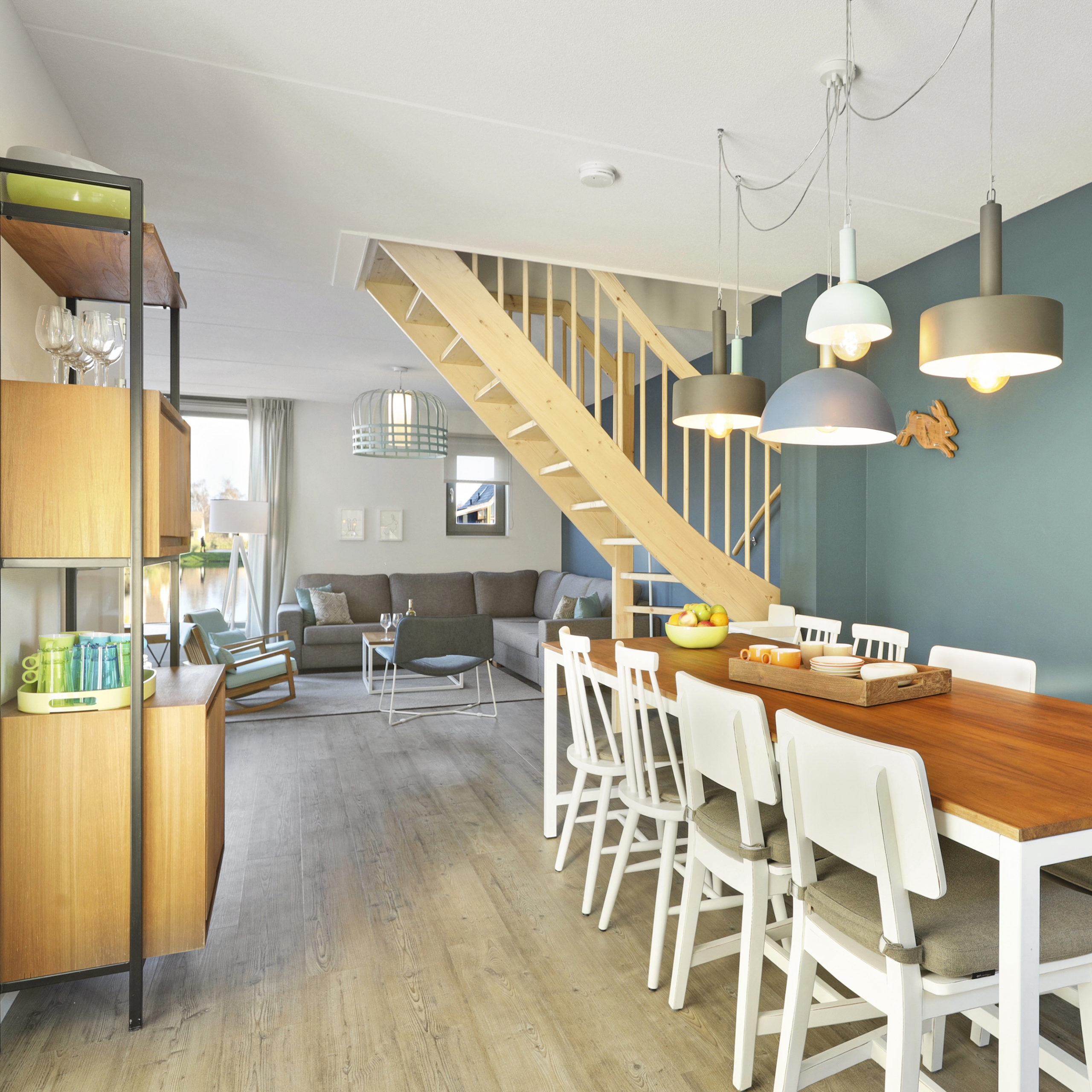 Lange eettafel met verschillende lampen erboven in vakantiehuis van Landal