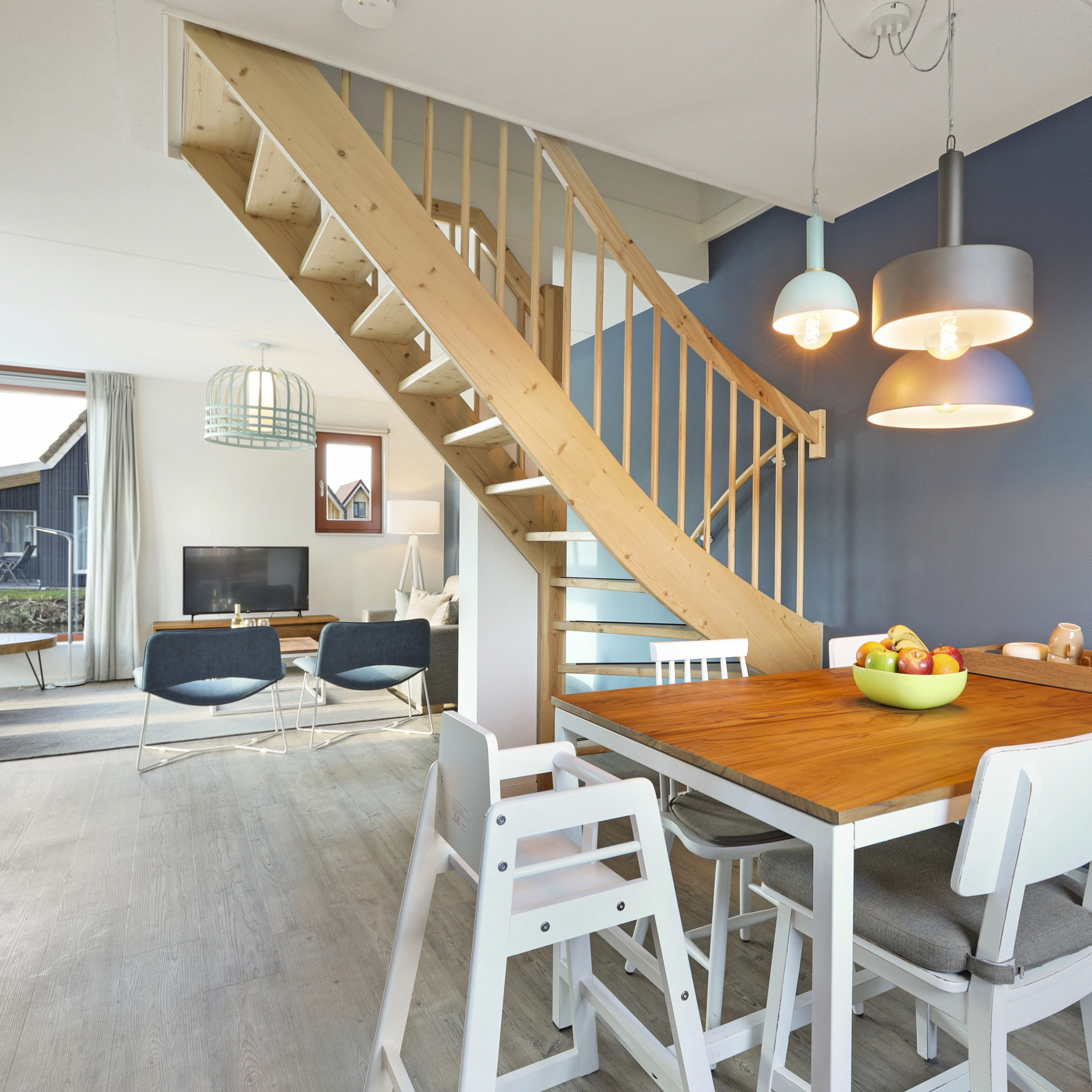 Zithoek met doorkijk naar woonkamer bij vakantiehuis van Landal